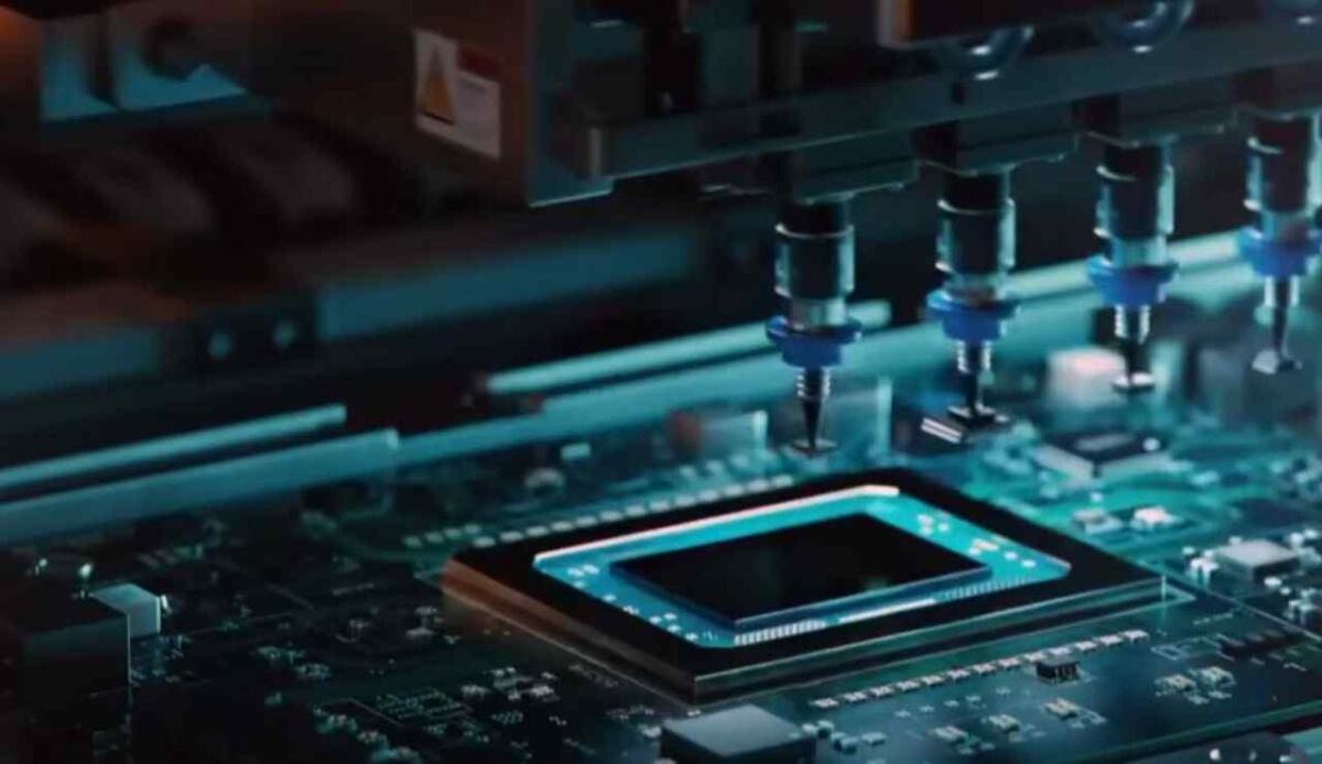 Pechino accelera sui chip: nuovo piano per l’autonomia tecnologica e il sorpasso su Nvidia - Il mercato dei chip in Cina (screenshot Rai/YouTube) - managementcue.it