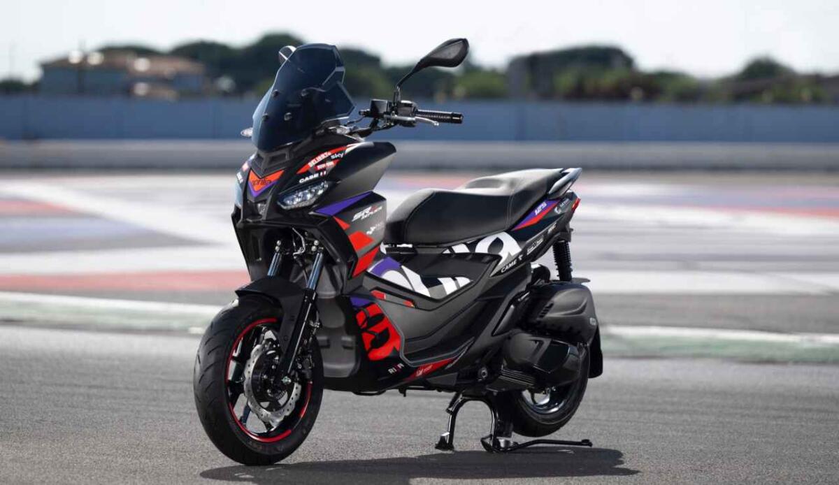 Nuovo Aprilia SR GT Replica: lo scooter urbano che porta la MotoGP sulle strade - Aprilia SR-GT Replica in pista (Aprilia foto) - www.vehiclecue.it