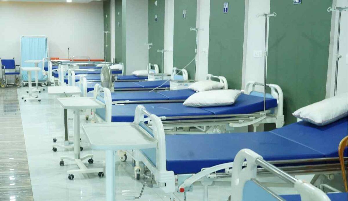Tra austerità, disuguaglianze e malattie evitabili: perché viviamo meno nonostante i progressi medici - Letti di ospedale e aspettativa di vita (Canva foto) - www.biomedicalcue.it