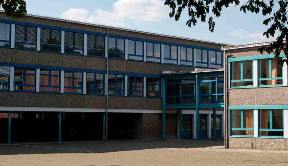 Sicurezza scolastica in Italia: il 90% degli edifici fuori norma secondo Tuttoscuola - Illustrazione di una scuola (Canva FOTO) - buildingcue.it