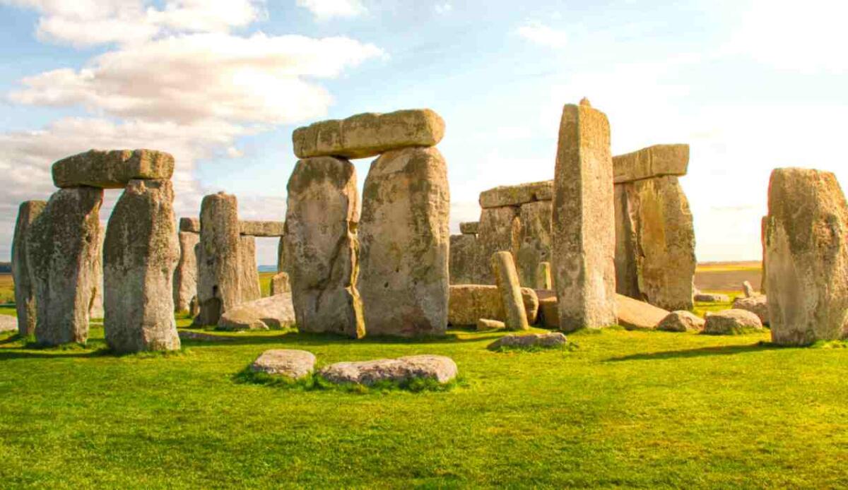 Cosa mangiava e dove si muoveva il bestiame neolitico di Stonehenge: lo rivelano gli isotopi nei denti - Illustrazione di Stonehenge (Canva FOTO) - buildingcue.it