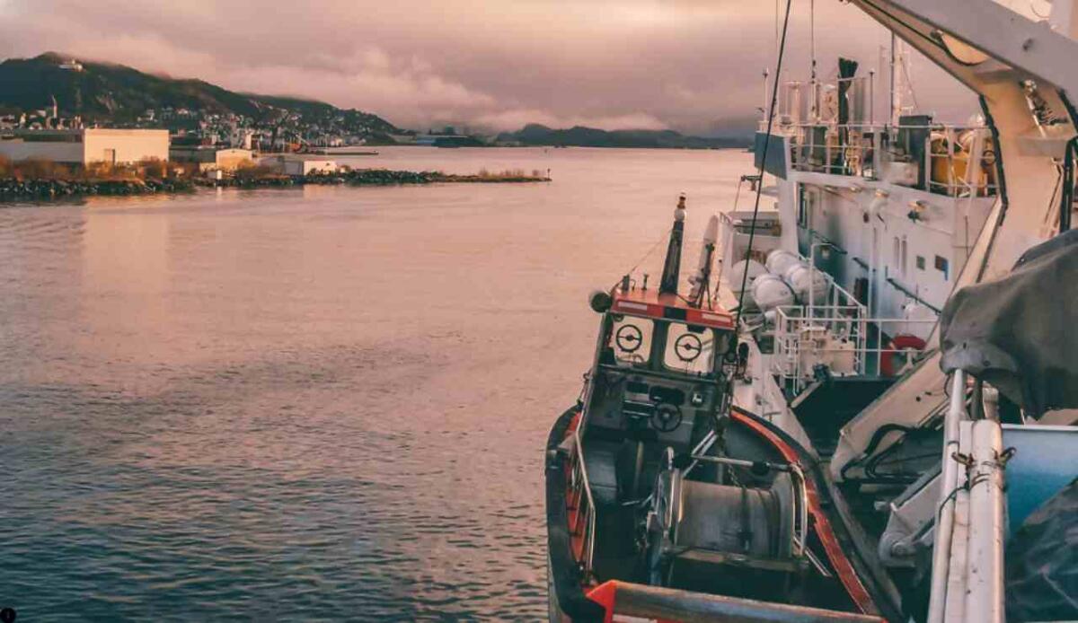 Oceanografia e clima: la Laura Bassi parte per 20 giorni di studi tra Trieste e il Sud Italia - Illustrazione di una nave oceanografica (Canva FOTO) - marinecue.it