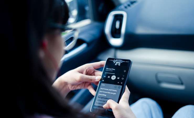 Musica da ascoltare alla guida per combattere il mal d'auto: lo studio (Canva) - VehicleCUE