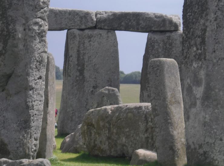 Illustrazione di una parte di Stonehenge (Canva FOTO) - buildingcue.it