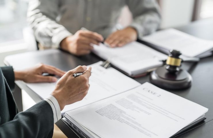 La legge costa troppo ed è scritta male, come si può rendere più chiara (Freepik Foto) - www.managementcue.it