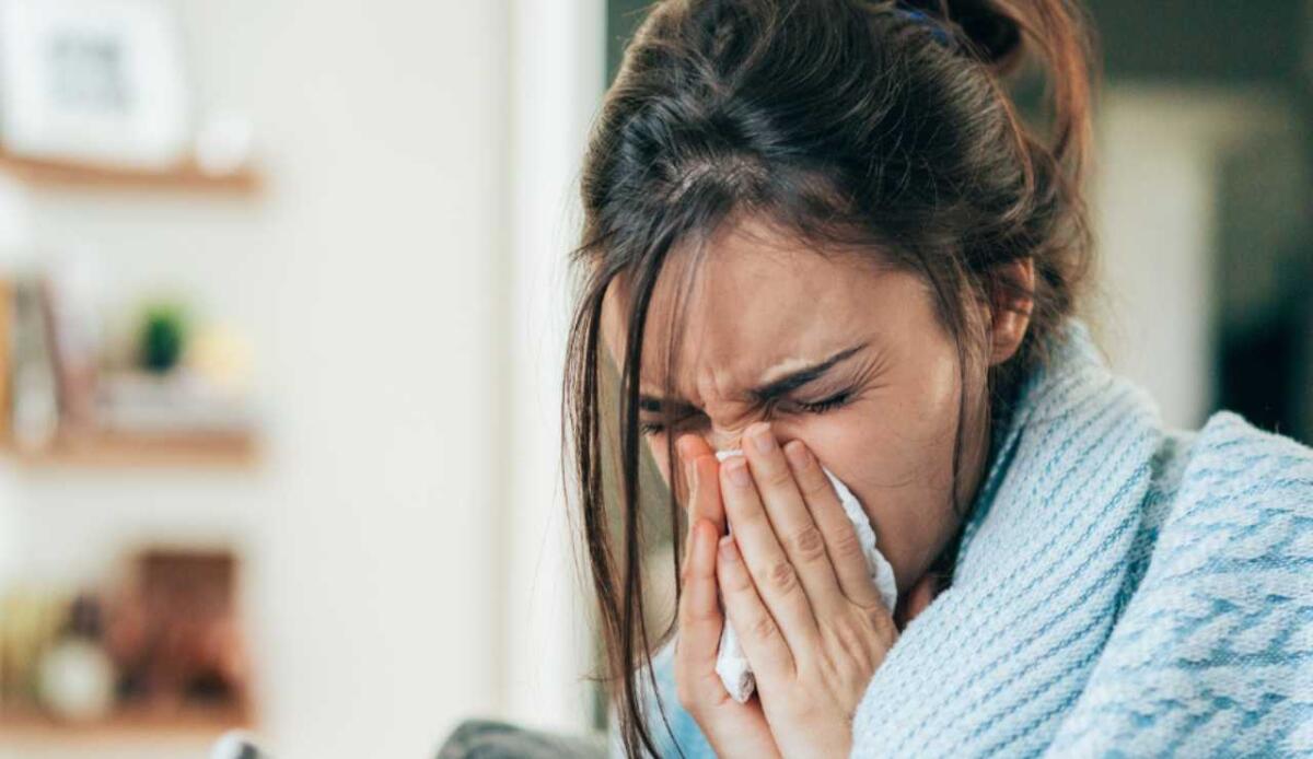Scienziati tedeschi creano un sensore che rileva l’influenza prima dei sintomi - Illustrazione di una donna influenzata (Canva FOTO) - biomedicalcue.it