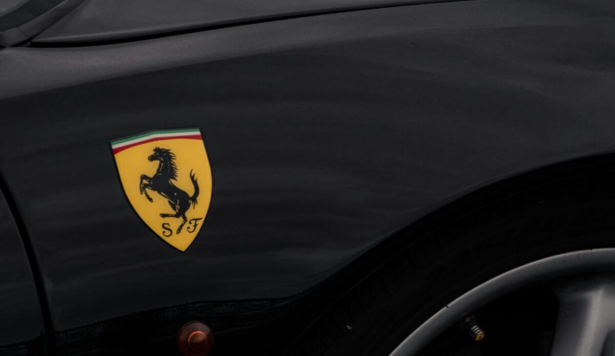 Cosa sta succedendo a Ferrari? - Illustrazione del logo della Ferrari (Canva FOTO) - vehiclecue.it