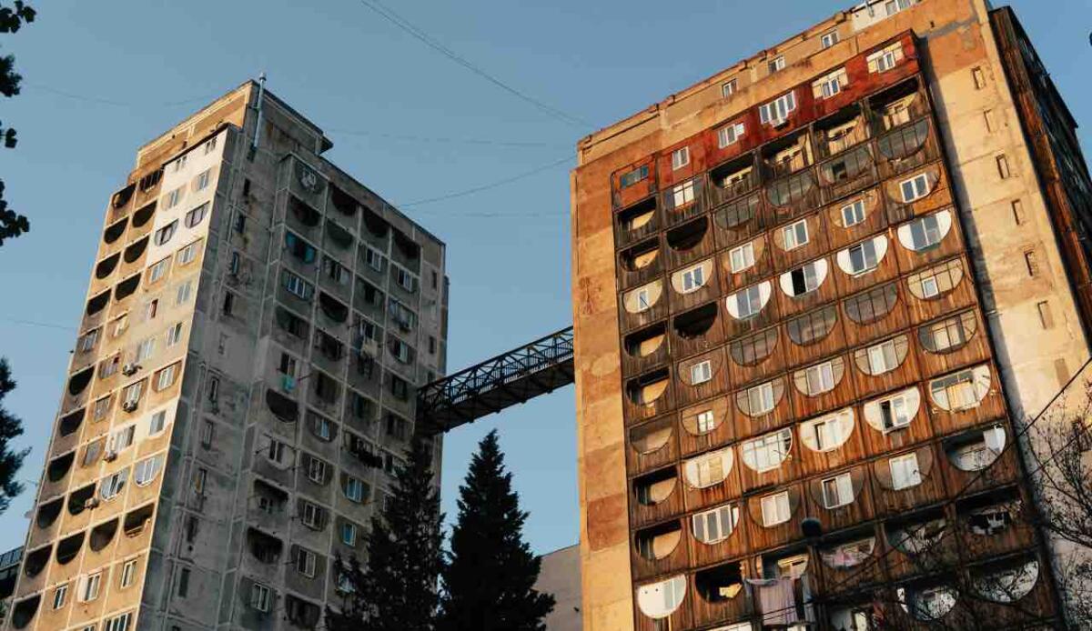Dalle sedi gloriose al degrado urbano: la parabola delle grandi aziende USA - Degrado urbano (Canva) - managementcue.it