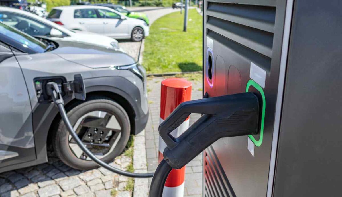 Ricarica elettrica, stop ai furbetti: a Milano debutta il sensore anti-sosta selvaggia - Ricarica elettrica, ecco l'area di sosta intelligente (DepositPhotos) - VehicleCUE
