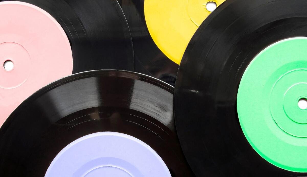 Hai un vecchio vinile? Potrebbe valere migliaia di euro: cosa cercare in casa - 