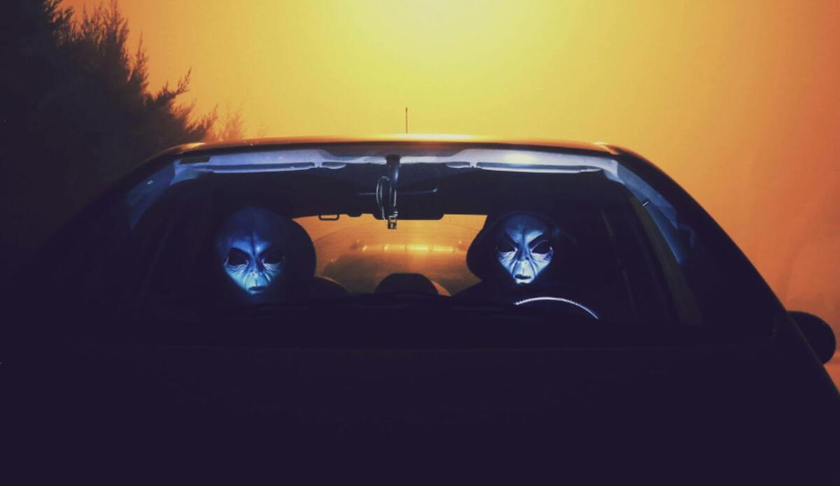 Le auto più inquietanti della storia: tra maledizioni, apparizioni e tragedie - Illustrazione di un'auto inquietante (Canva FOTO) - vehiclecue.it
