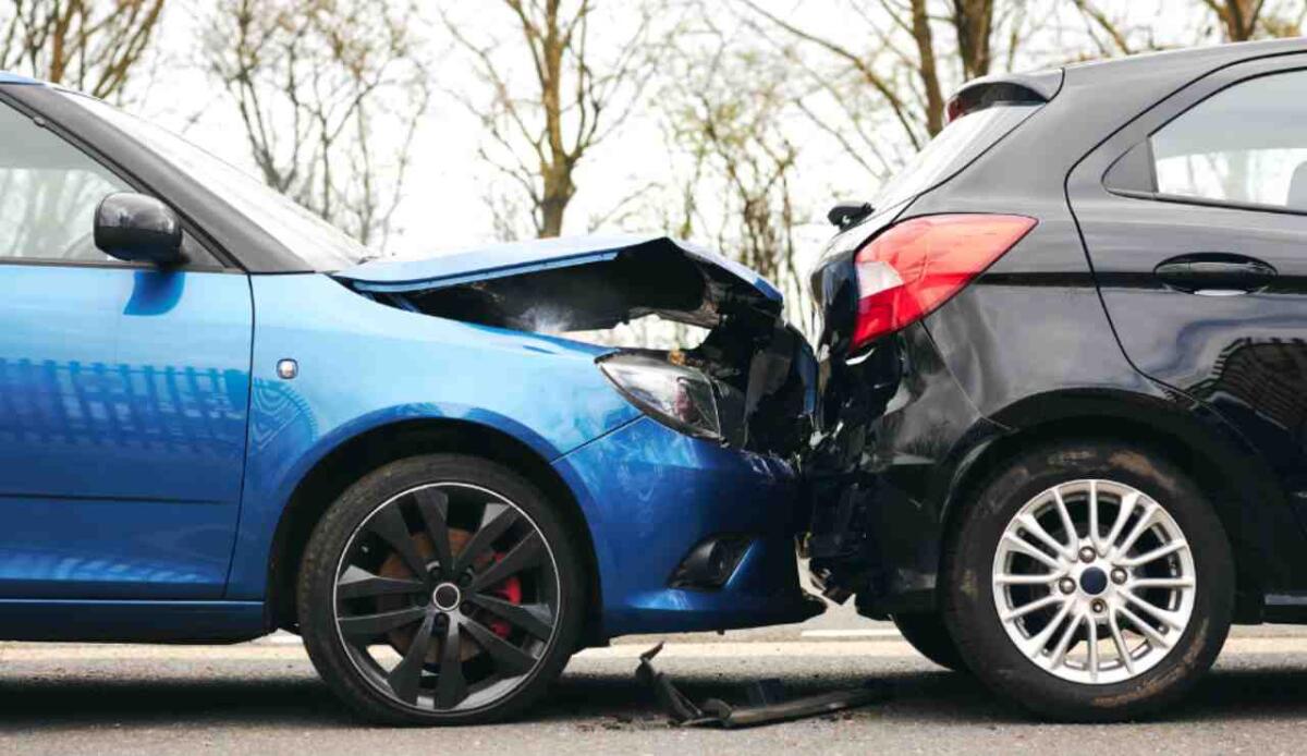 Incidenti stradali in Italia: nel 2024 più feriti e incidenti, stabili i decessi - Illustrazione di uno scontro tra due auto (Canva FOTO) - vehiclecue.it