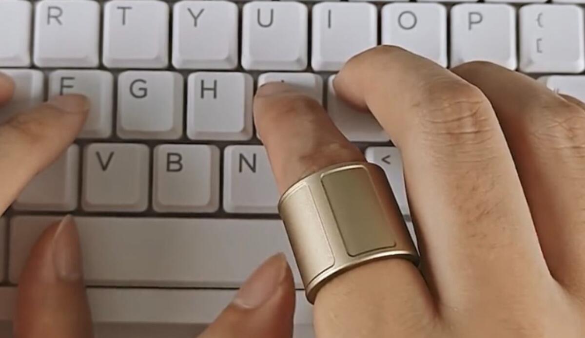 Addio mouse? Su Kickstarter arriva Prolo Ring, l’anello smart per controllare il PC con un gesto - Il Prolo Ring in azione (Kickstarter foto) - www.systemcue.it