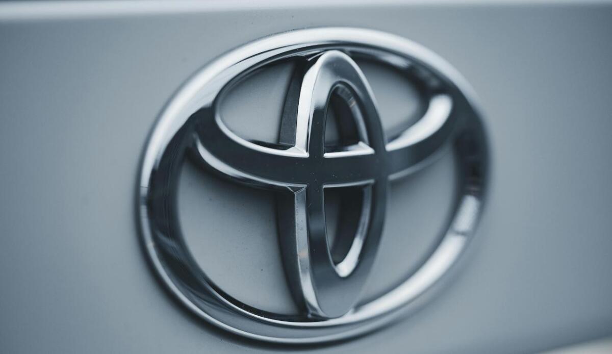 Le auto giapponesi continuano a essere in vetta alle classifiche automobilistiche mondiali - Logo Toyota (Pexels foto) - www.vehiclecue.it