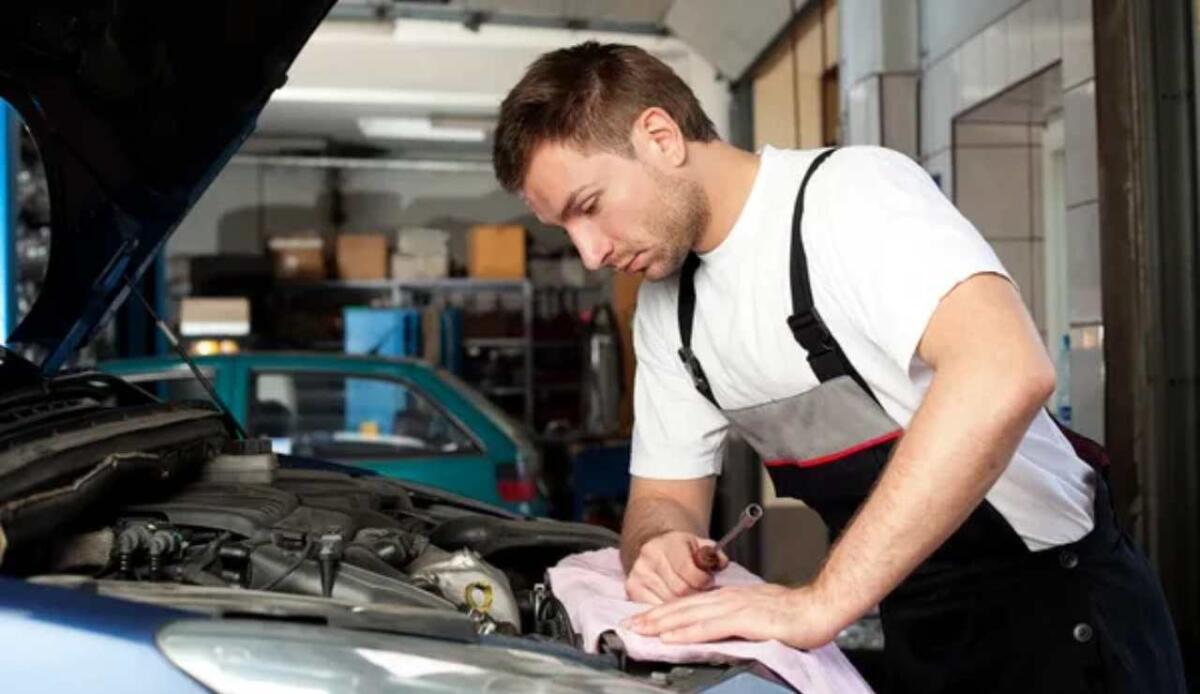 Manutenzione auto: cosa controllare regolarmente per viaggiare sicuri e risparmiare - Manutenzione dell'auto (Depositphotos foto) - www.vehiclecue.it