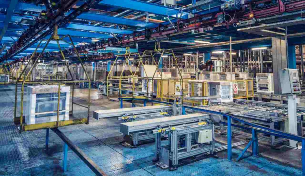 Taglio del nastro per la Space Smart Factory: l’Italia accelera nella produzione satellitare - Illustrazione di una Space factory (Canva FOTO) - managementcue.it