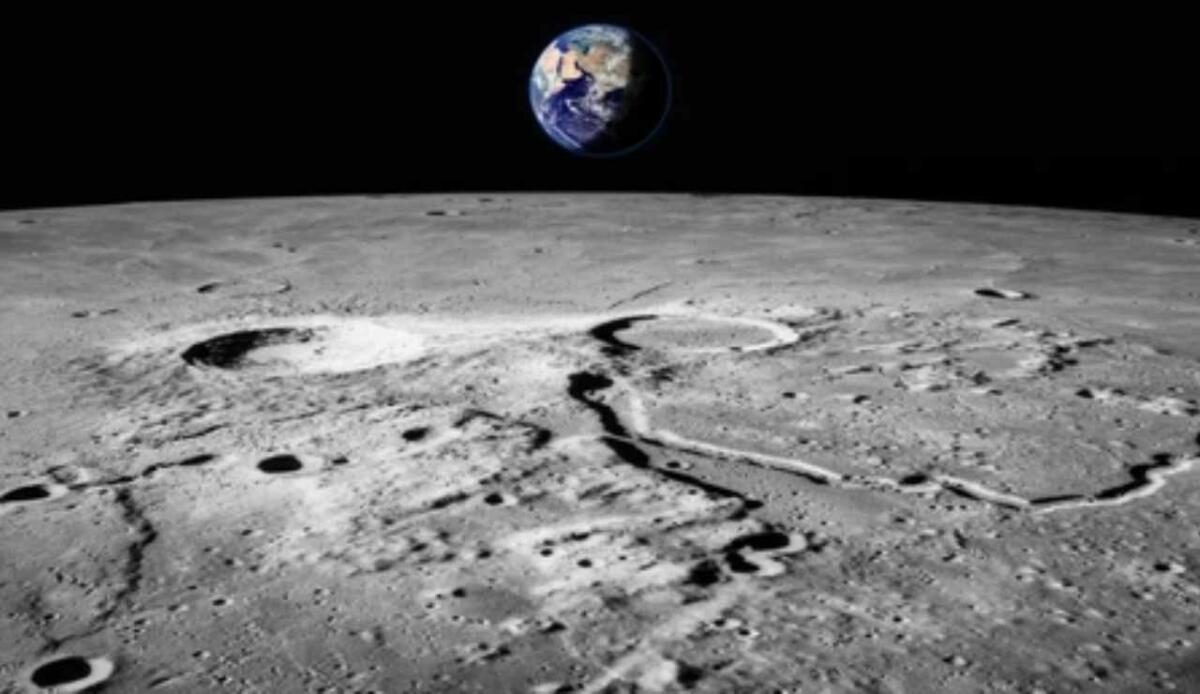 Il cratere più antico della Luna custodisce torio e materiali radioattivi: nuove scoperte sulla sua origine - Cratere lunare (Shutterstock foto) - www.aerospacecue.it