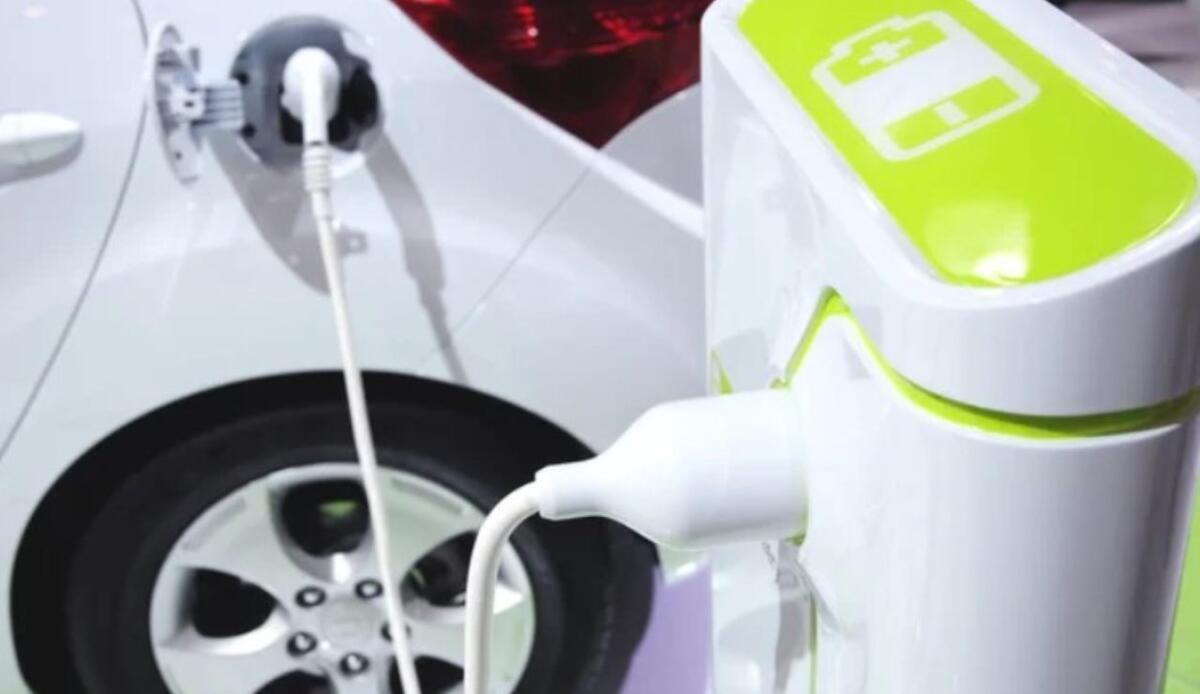 Auto elettriche: arriva la batteria rivoluzionaria da 1.600 km senza celle tradizionali - Auto elettrica e batteria (Depositphotos foto) - www.vehicleucue.it