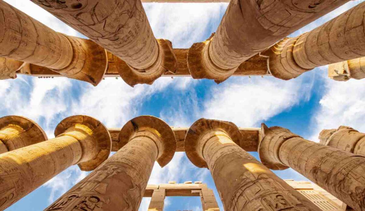 Karnak, il tempio nato da un’isola: svelate le origini segrete di 3.000 anni fa - Illustrazione del tempio di Karnak (Canva FOTO) - buildingcue.it