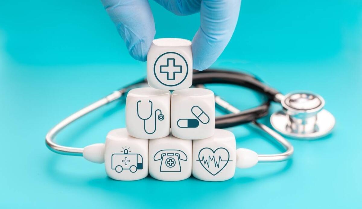 Gimbe: tagli per 13 miliardi alla sanità in tre anni, un italiano su dieci rinuncia alle cure - Un quadro pietoso (canva.com) - www.managementcue.it