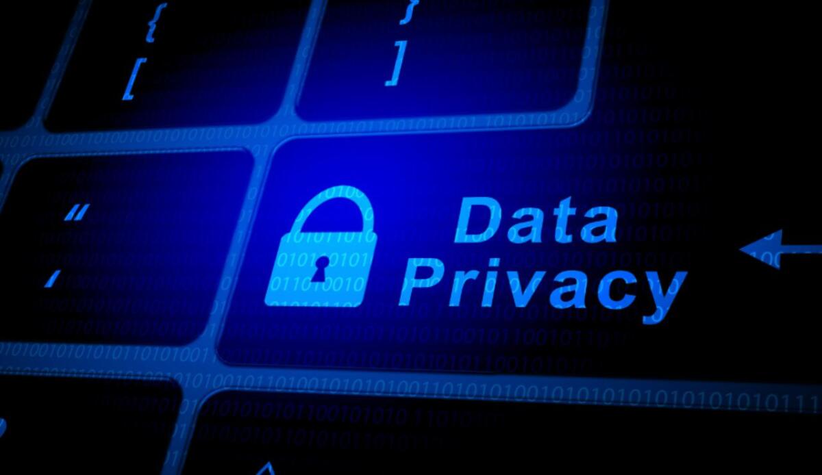 Chat control: cos'è, a che serve e i rischi della proposta - Illustrazione della Data privacy (canva FOTO) - financecue.it