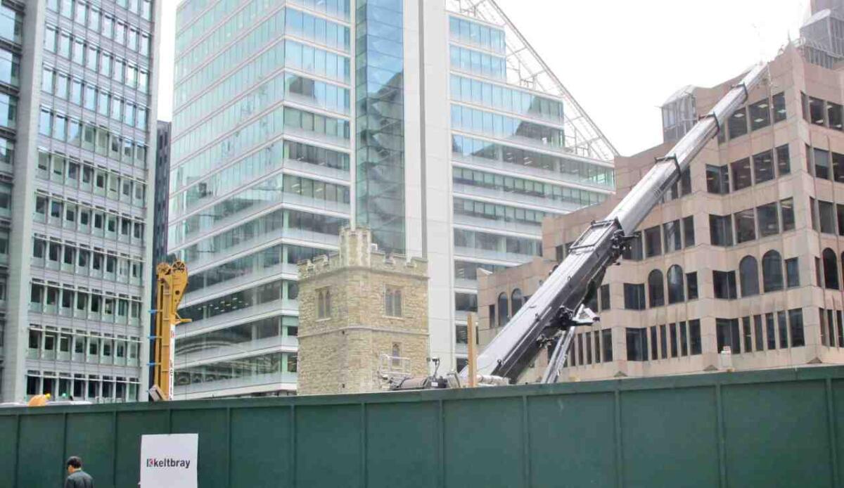 Ingegneria record a Londra: torre medievale sollevata di 14 metri per far posto a un nuovo grattacielo nel cuore della City - Illustrazione dei lavori in corso (Wikimedia Commons Andreas Wolf 01 FOTO) - buildingcue.it
