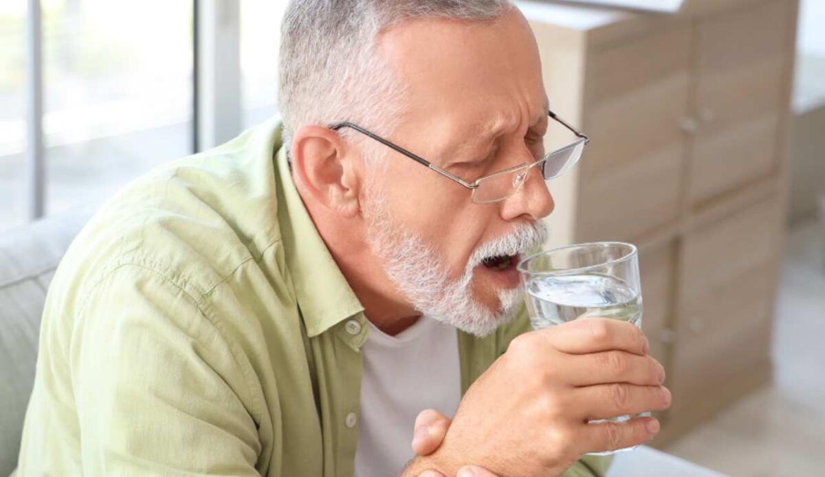 Scoperta una molecola che potrebbe bloccare il Parkinson alla radice - Illustrazione di una persona mentre cerca di bere dell'acqua (Canva FOTO) - biomedicalcue.it