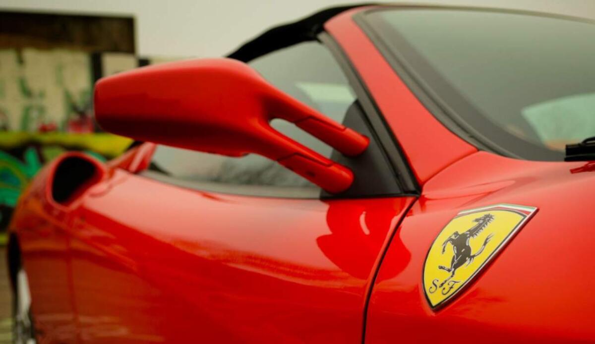 Ferrari, innovazione senza sosta: come Maranello ha riscritto la storia dell’auto - Illustrazione di una Ferrari (Canva FOTO) - vehiclecue.it