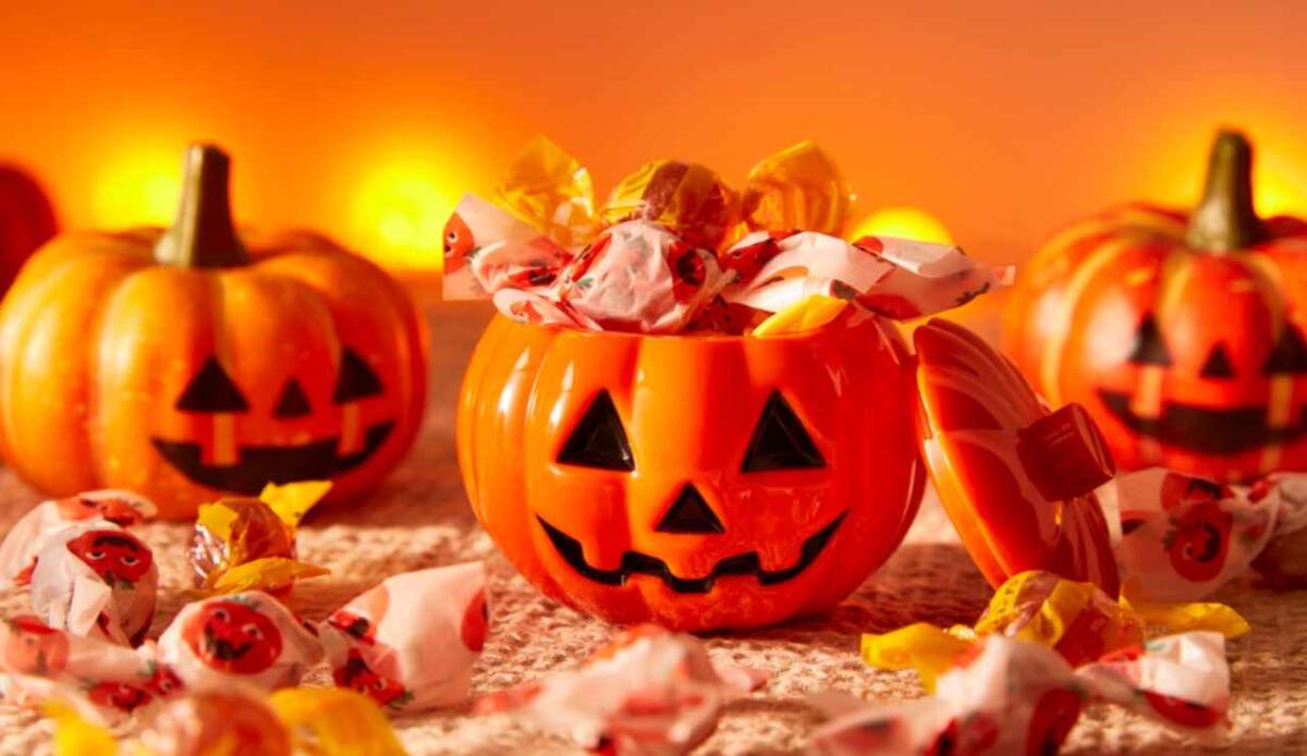 Halloween da miliardi: come le imprese americane alimentano la festa più spaventosa dell’anno - Illustrazione di alcune zucche di Halloween (Canva FOTO) - financecue.it