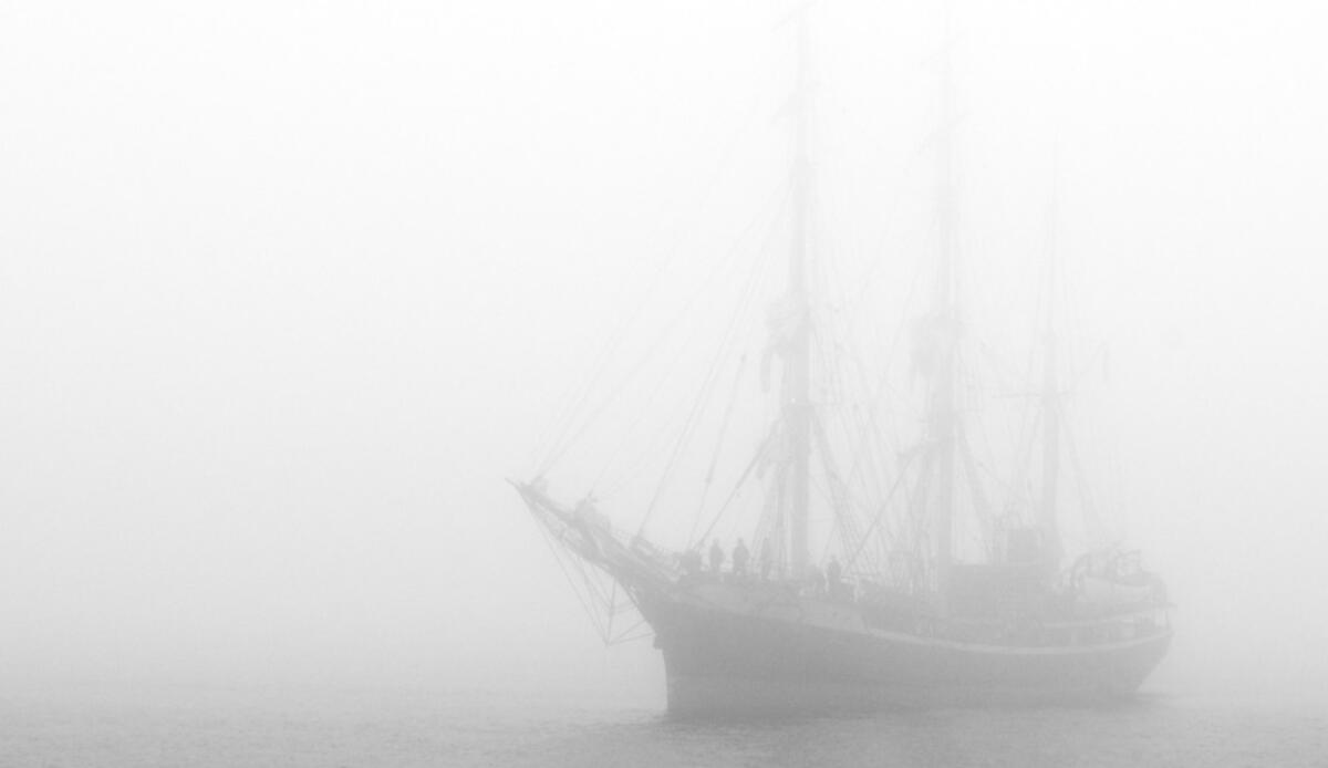 Halloween sull'acqua: storie vere di navi maledette e luci spettrali - Illustrazione di una nave fantasma (Canva FOTO) - marinecue.it