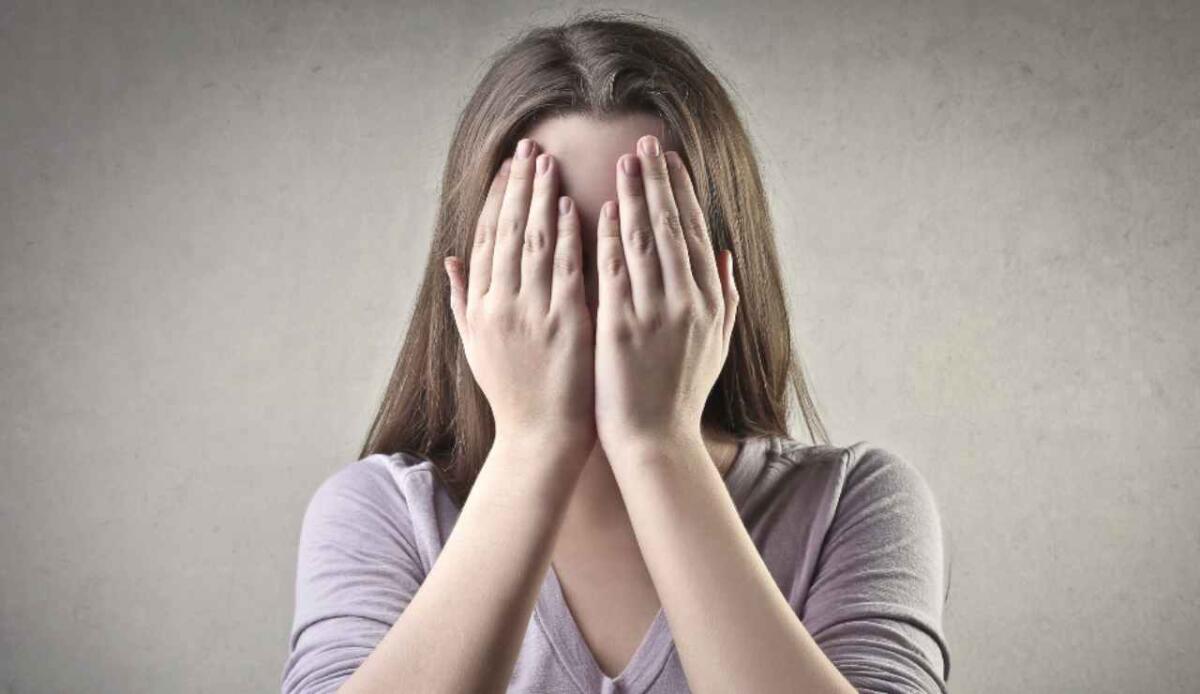 Perché abbiamo paura? Ecco cosa succede davvero nel cervello quando ci spaventiamo - Illustrazione di una ragazza che ha paura (Canva FOTO) - sciencecue.it