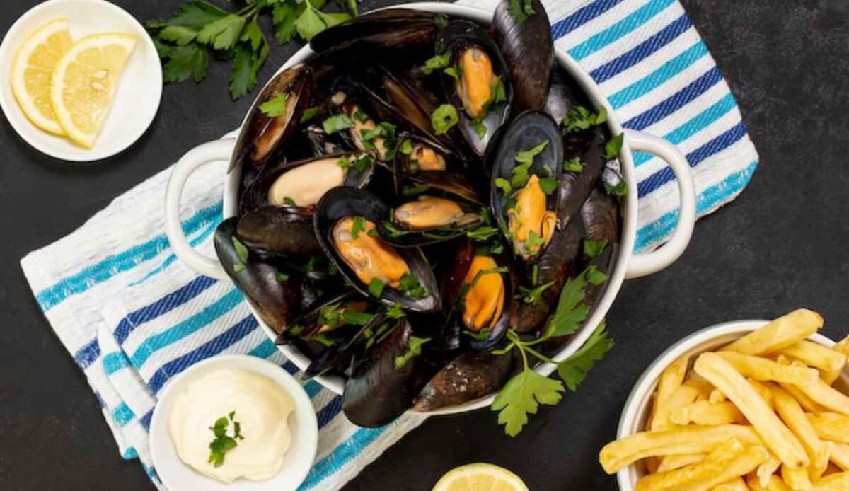 Cozze, se sei abituato a prenderle al supermercato stai attento | Nel banco surgelati trovi prodotti menzogneri: manca questo particolare importantissimo - Cozze, ecco come sceglierle (Freepik Foto) - www.marinecue.it