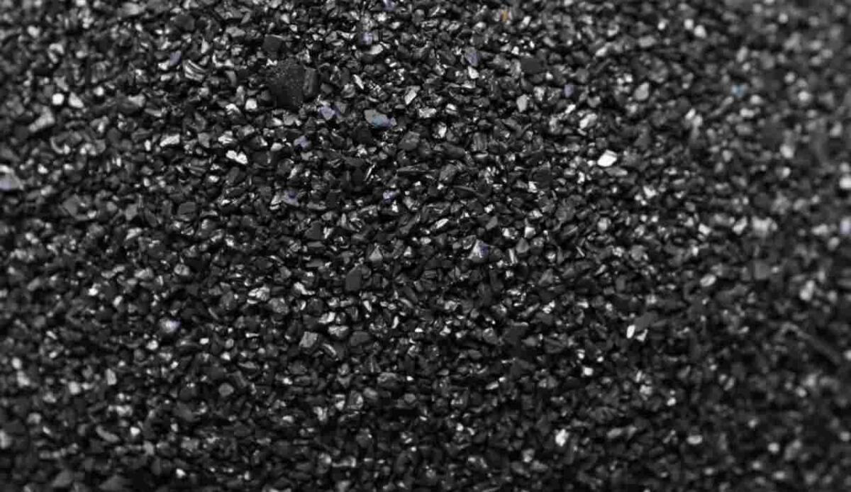Acqua pulita più economica e sostenibile: il biochar ora “brucia” i veleni con gli elettroni - Illustrazione del biochar (Canva FOTO) - energycue.it