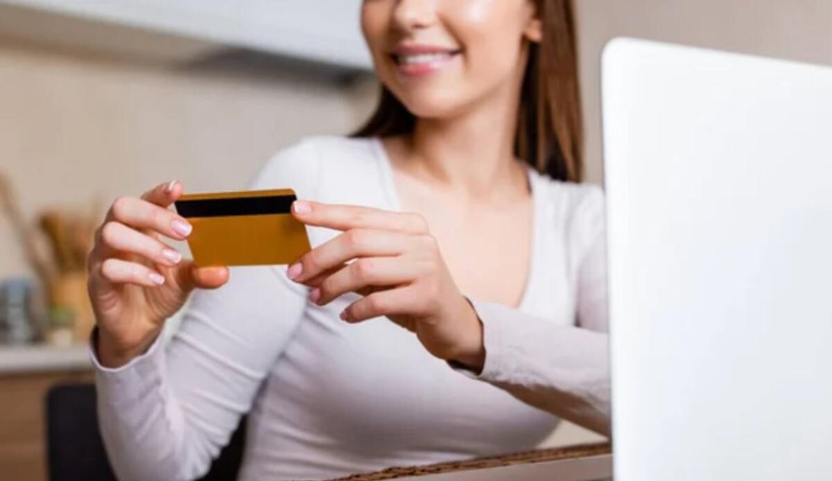 Perché spendiamo troppo? I trucchi psicologici che ci fanno comprare più del necessario - Carta di credito (Depositphotos foto) - www.financecue.it