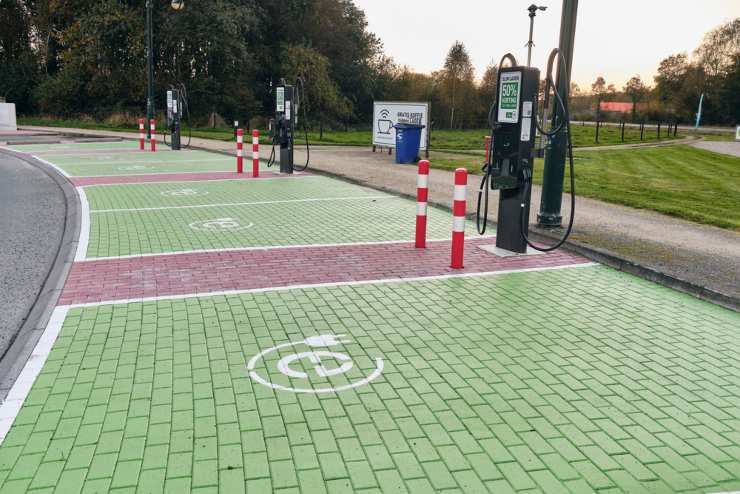 Ricarica elettrica, le aree di sosta con sensori "intelligenti" (DepositPhotos) - VehicleCUE