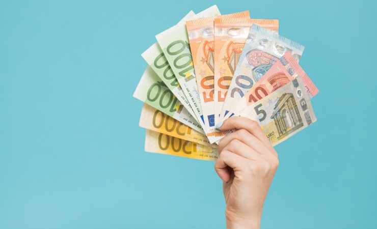 Più soldi nell'assegno (Canva) - systemscue.it
