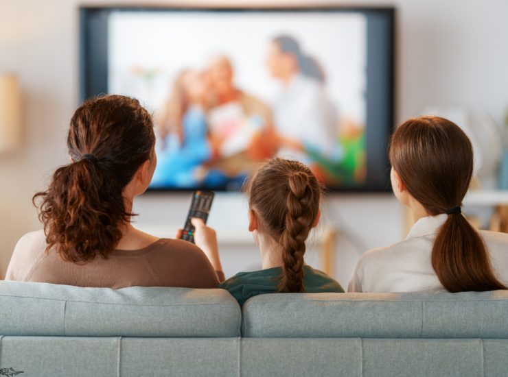 Illustrazione di una famiglia davanti alla TV (Canva FOTO) - managementcue.it