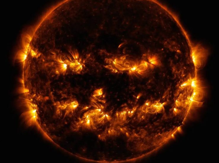 Illustrazione del Sole a forma di Jack-o’-Lantern (NASA’s Solar Dynamics Observatory image of Oct. 8, 2014 FOTO) - aerospacecue.it