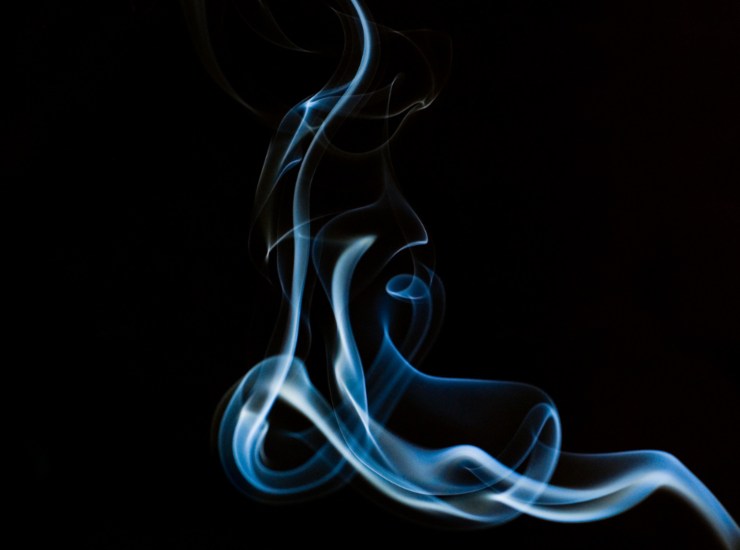 Illustrazione di un fuoco fatuo nella notte (Canva FOTO) - energycue.it