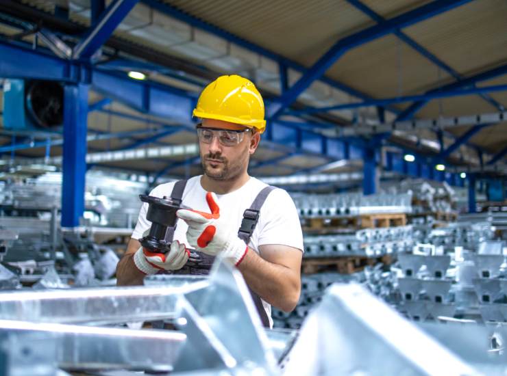 Illustrazione di un tecnico a lavoro (Canva FOTO) - managementcue.it