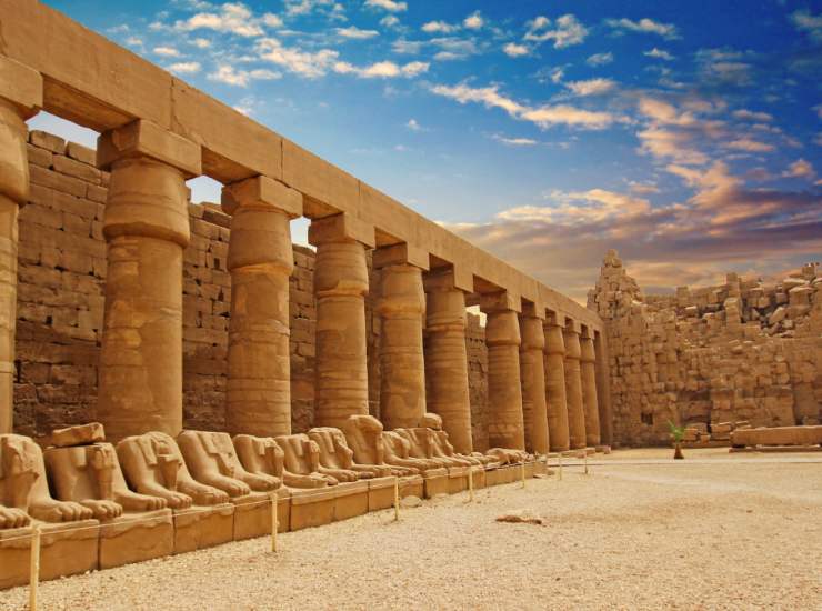 Illustrazione di una parte del tempio di Karnak (Canva FOTO) - buildingcue.it