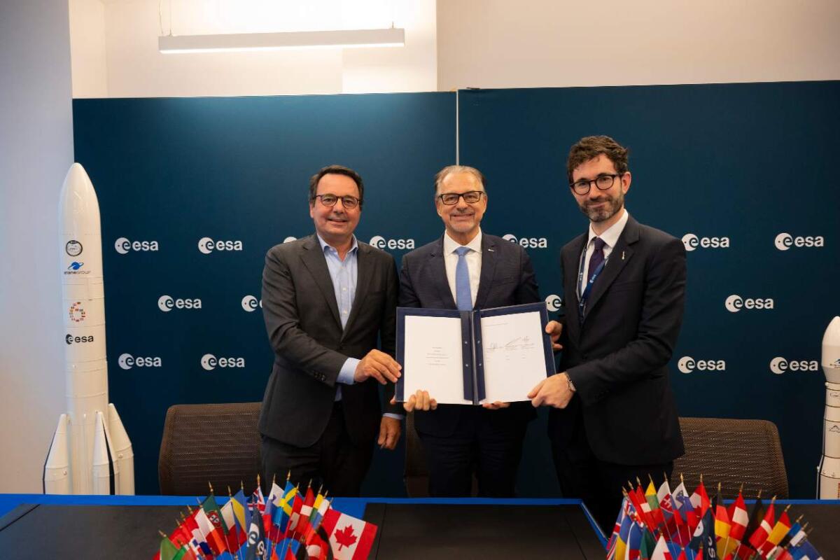 Spazio, l’Europa accelera: due nuovi accordi rafforzano l’autonomia nei lanci orbitale - Da sinistra: il CEO di ArianeGroup Martin Sion, il Direttore Generale dell’Agenzia Spaziale Europea Josef Aschbacher e il CEO di Arianespace David Cavaillolès mentre tengono in mano un Launchers Exploitation Arrangemen. Credits: ESA
