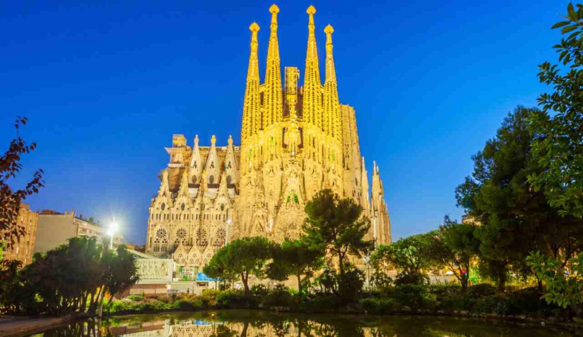 La Sagrada Familia supera Ulmer Münster e raggiunge i 162,9 metri di altezza - Illustrazione della Sagrada Familia di sera (canva FOTO) - buildingcue.it