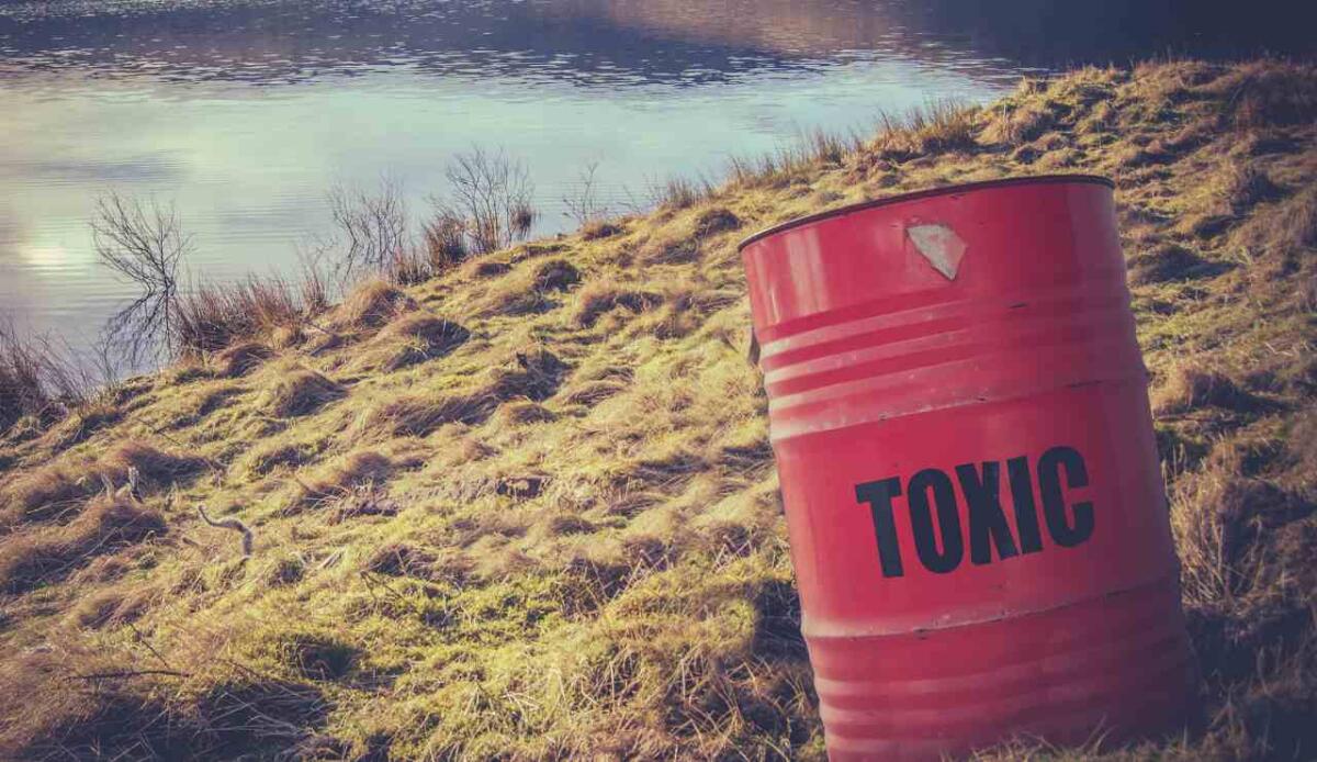 Energia pulita: un rifiuto tossico si trasforma in materiale utile per acqua, batterie e ambiente - 