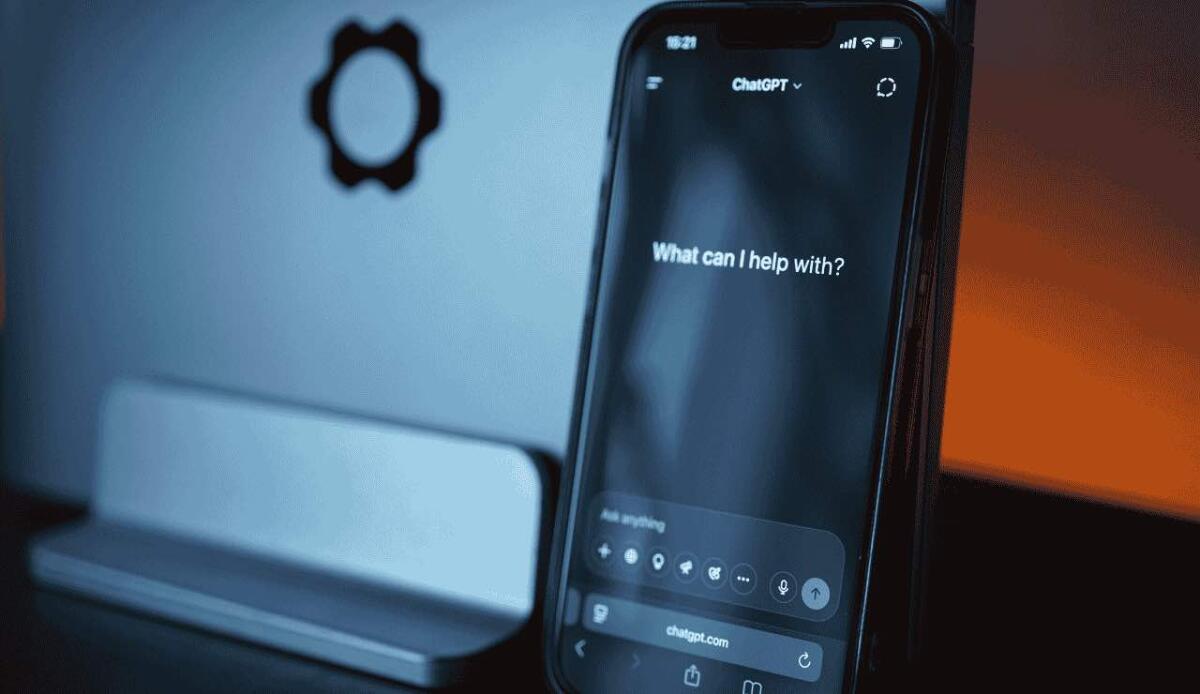 OpenAI ha lanciato Atlas, il loro primo browser basato su ChatGPT: ecco come funziona - ChatGPT presenta Atlas (Canva) - systemscue.it