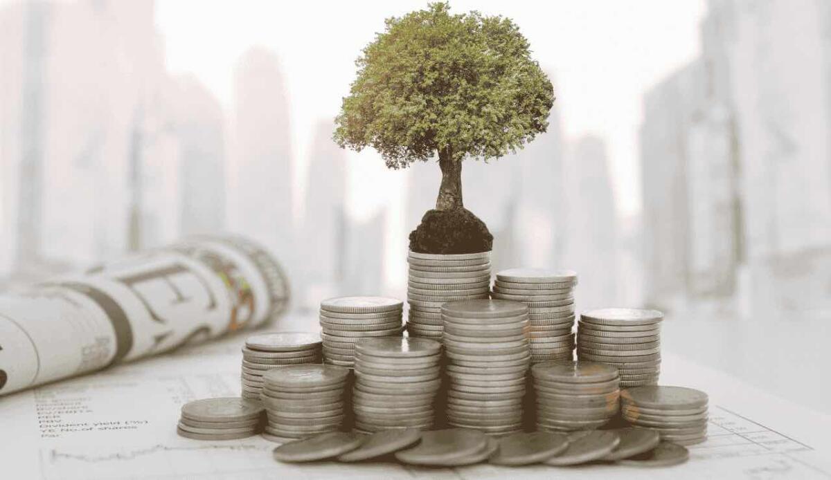 Investimenti record nelle rinnovabili nel 2025: boom del solare domestico e calo negli USA - Investimenti ambientali (Canva) - financecue.it