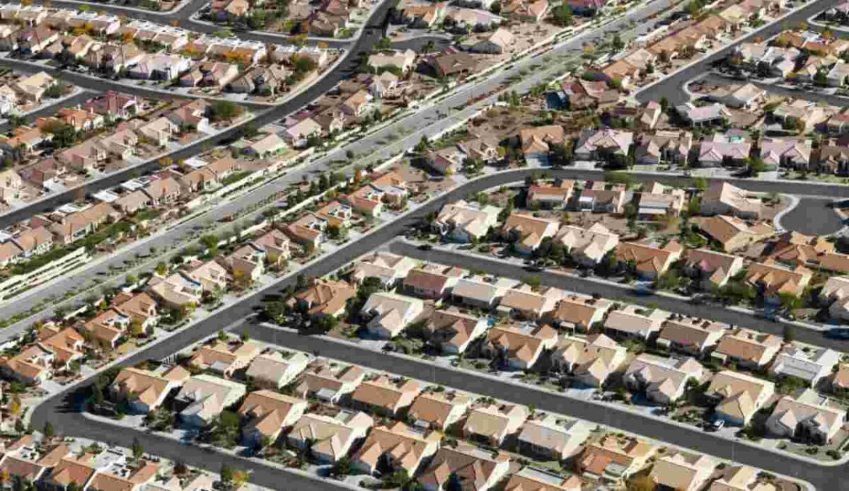 Consumo di suolo record in Italia: nel 2024 persi 83,7 km², è il dato peggiore degli ultimi 12 anni - Illustrazione del consumo del suolo (Canva FOTO) - buildingcue.it