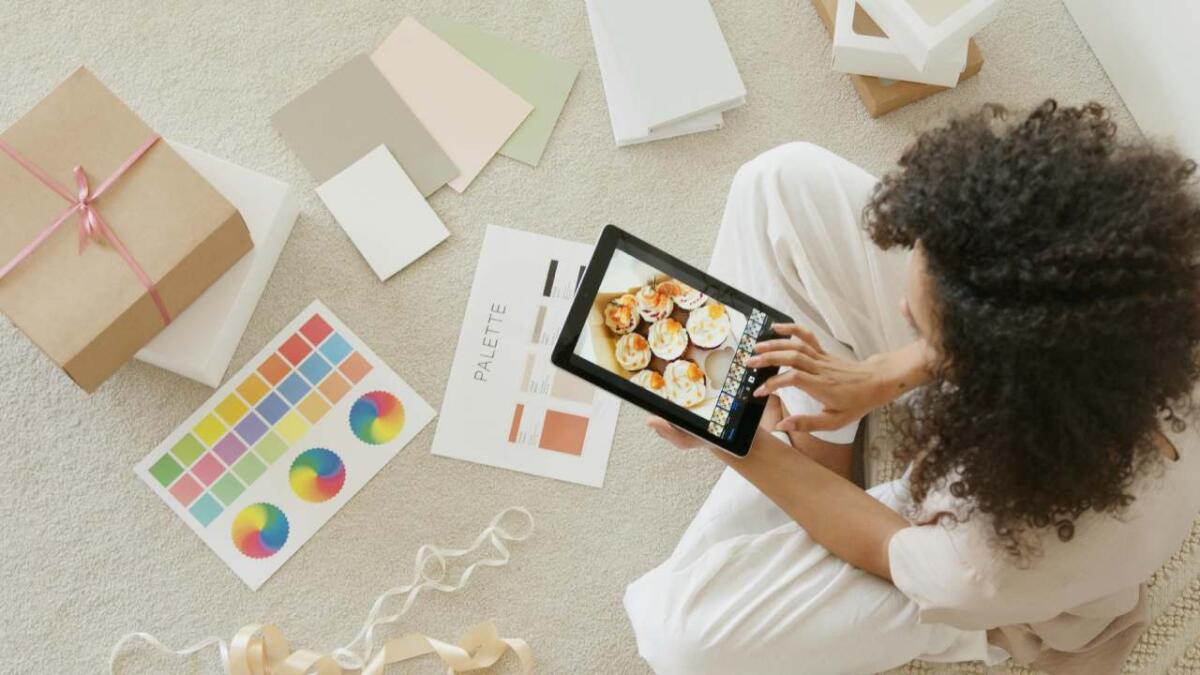 Giovani e prodotti fake: 1 su 3 li compra senza problemi, ma ignora i rischi reali - I giovani sono abituati all'acquisto online e darebbero poco peso alla provenienza e all'originalità del prodotto secondo alcuni dati. Cosa succede? (Pexels Foto) - financecue.it