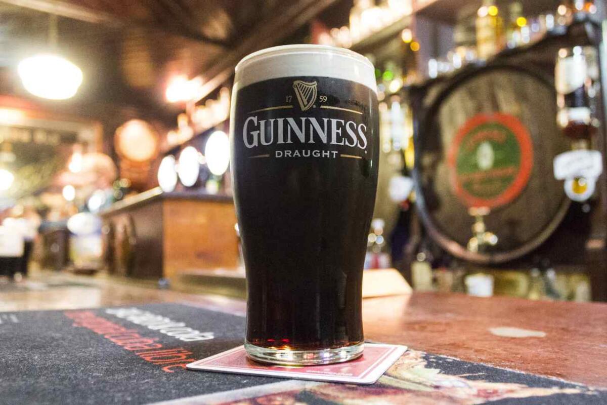Chi era Edward Guinness? L’imprenditore che trasformò una birra in un impero - 
