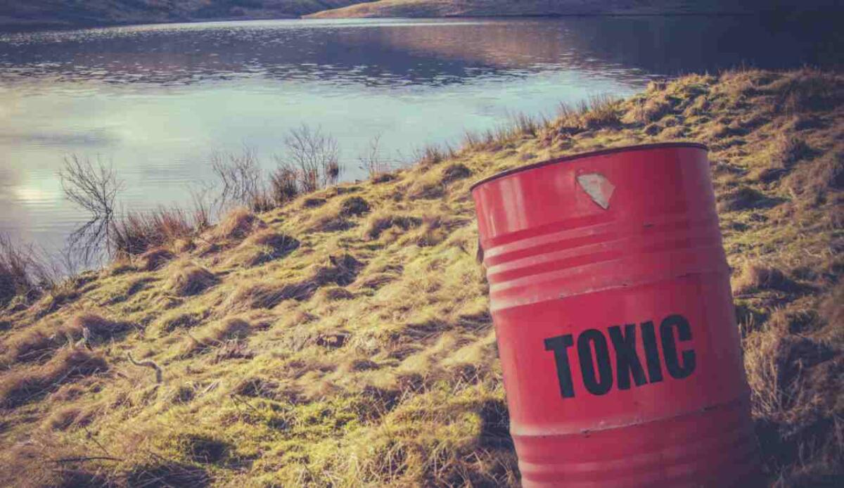 Addio rifiuti tossici: il Teflon ora si ricicla a freddo con un metodo ecologico - Illustrazione di un rifiuto tossico (Canva FOTO) - energycue.it